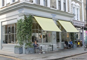 Outdoor dining - Calm Diva 2 Bedroom apartment in Notting Hill (London)