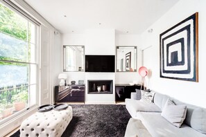 TV, books - Calm Diva 2 Bedroom apartment in Notting Hill (London)