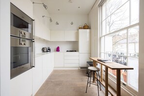 Réfrigérateur, four à micro-ondes, un four, surface de cuisson