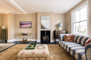 TV, books, offices - The Thames Embrace 3 BR+Garden House in Battersea (London)