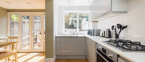 冰箱、微波炉、烤箱、炉灶