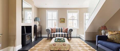 تلفزيون، كُتُب، مكتب