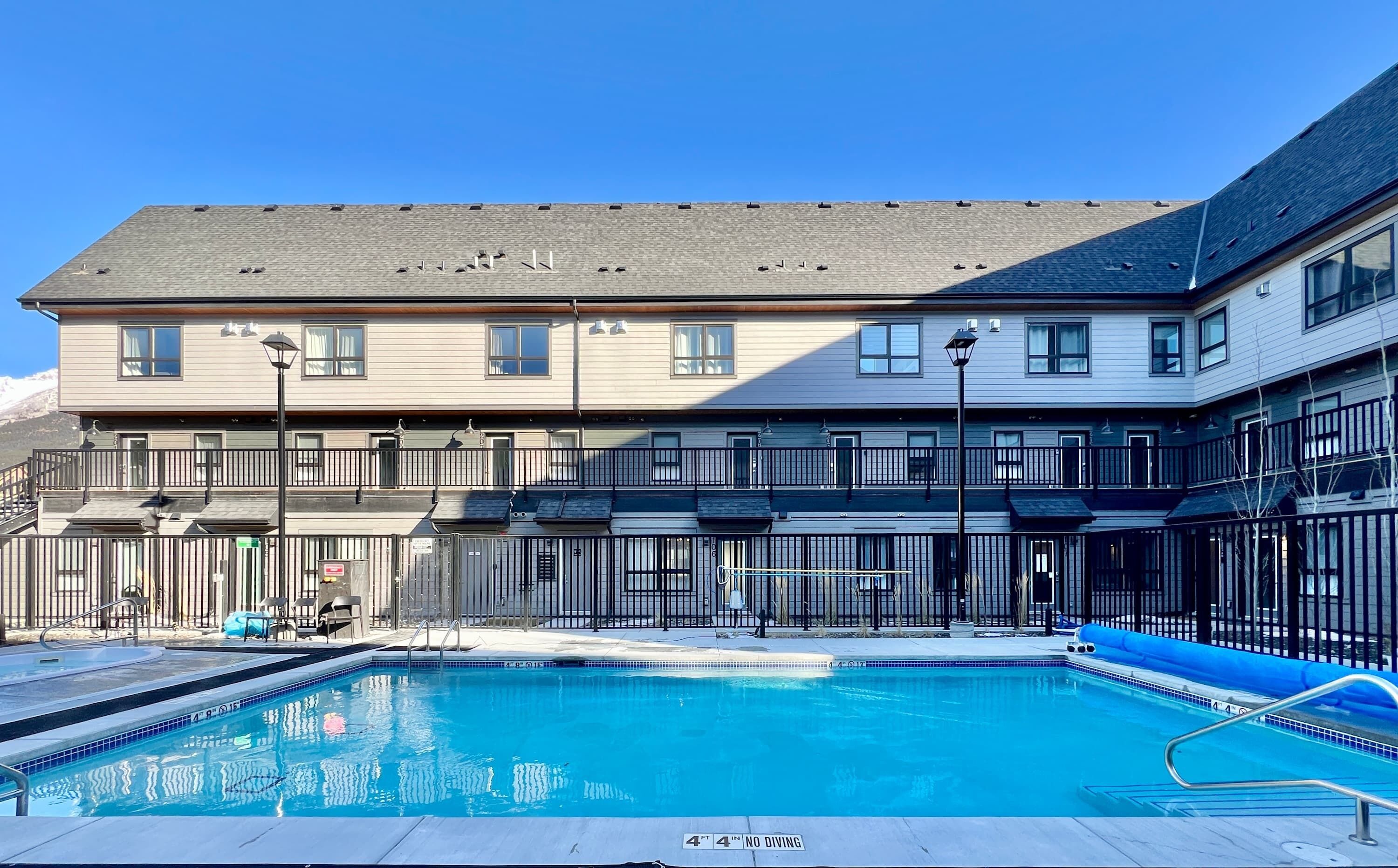 Un hôtel doté d’une piscine, de balcons et offrant une vue sur la montagne.