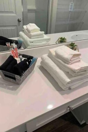 Een douche, een haardroger, handdoeken, zeep