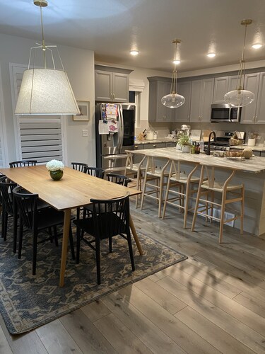 Cozy 4-bedroom house in pleasant South Jordan with 1hr from ski resorts