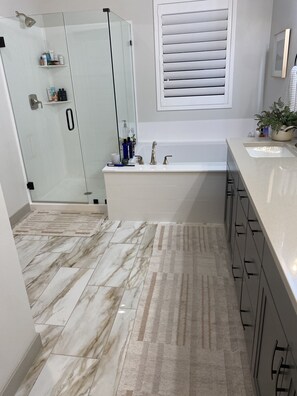Secadora de cabello, toallas, jabón, papel de baño 