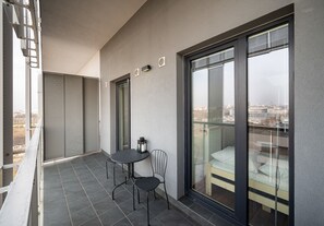 Outdoor dining - 11th Floor Praga View Apartment (Warszawa)