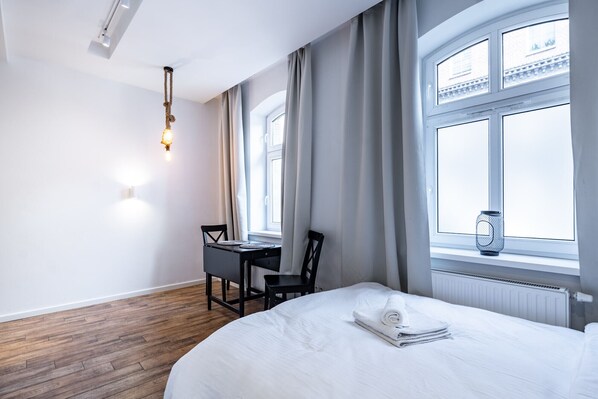 Iron/ironing board, WiFi, bed sheets