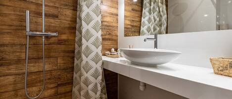 Shower, free toiletries, hair dryer, towels