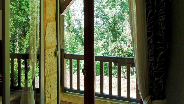 A room with a balcony overlooking a garden. - Les Hauts De Sarlat La Caneda (SARLAT LA CANEDA)