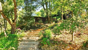 A stone staircase leading up a hill, surrounded by lush greenery and trees. - Les Hauts De Sarlat La Caneda (SARLAT LA CANEDA)