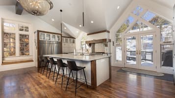 Refrigerador, microondas, horno, placa de cocina