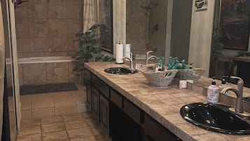 Baignoire à jets, sèche-cheveux, serviettes fournies, savon