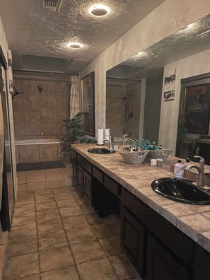 Whirlpool, Haartrockner, Handtücher, Seife