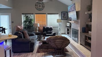 TV connectée, cheminée, jeux vidéo, livres