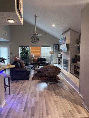 Smart-TV, Kamin, Videospiele, Bücher