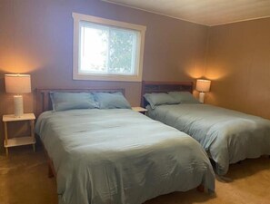 1 bedroom, bed sheets - Cottage with scenic lake views (Garden)