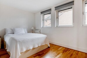 1 bedroom, iron/ironing board, WiFi, bed sheets - Deluxe Canary Wharf 1BR w/ Parking, nr Bars & Dining, by Blueground (London)