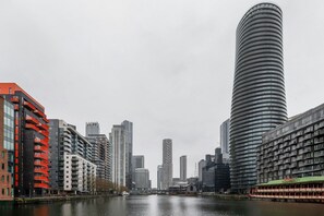 Pool - Deluxe Canary Wharf 1BR w/ Parking, nr Bars & Dining, by Blueground (London)