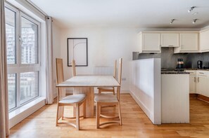 Dining - Deluxe Canary Wharf 1BR w/ Parking, nr Bars & Dining, by Blueground (London)