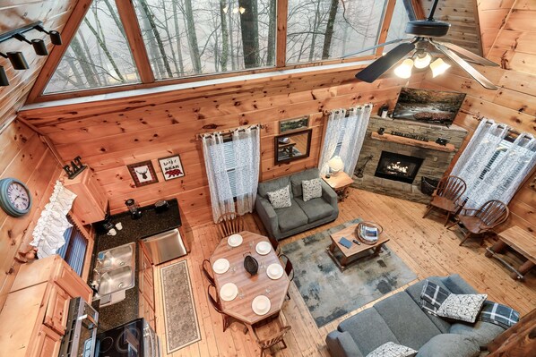  Älytelevisio, takka, kirjoja