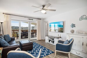 TV, tavolo da calcetto, tavolo da ping pong, libri