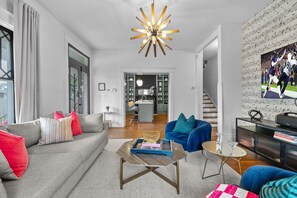 Smart TV, caminetto, libri