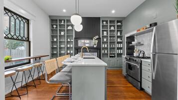 Jääkaappi, mikroaaltouuni, uuni, liesi