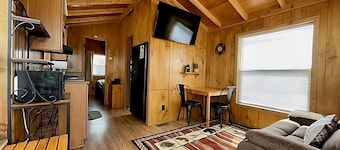 Cozy cabin in delightful Kemmerer with AC, WiFi