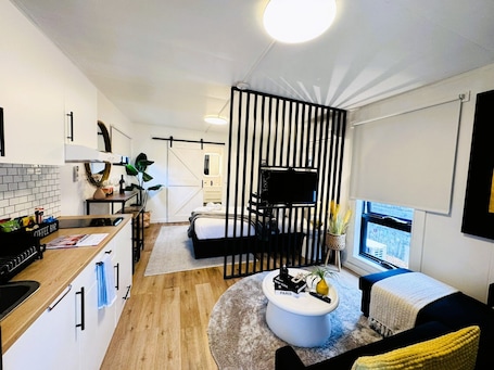 1 bedroom, WiFi. Stylish tiny home in Melton west