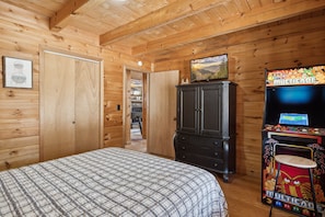 2 bedrooms, iron/ironing board, travel cot, free WiFi