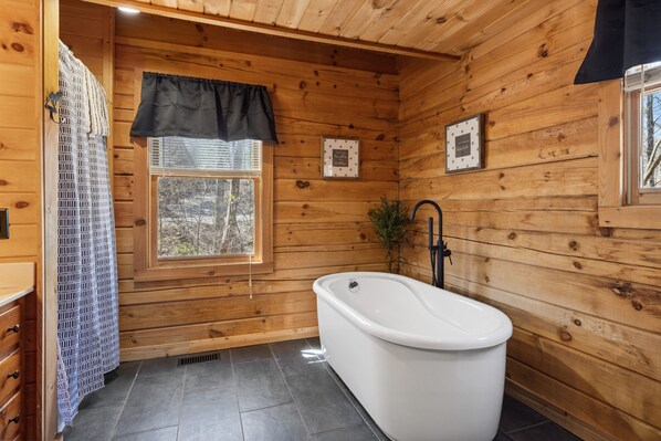 Een douche, een haardroger, handdoeken, zeep