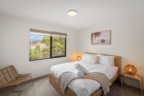 4 bedrooms, iron/ironing board, WiFi, bed sheets - Tree Top Views - 4 Bedroom House - Rosetta (Rosetta)
