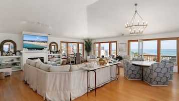 Smart TV, pebolim, livros