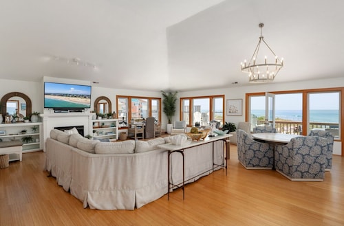 9 BR OCEAN/BEACHFRONT HOME w/ HEATEDPOOL & 2 HOTTUBS IN OBX!