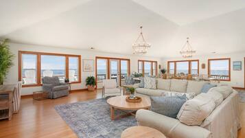 Älytelevisio, pöytäjalkapallopöytä, kirjoja