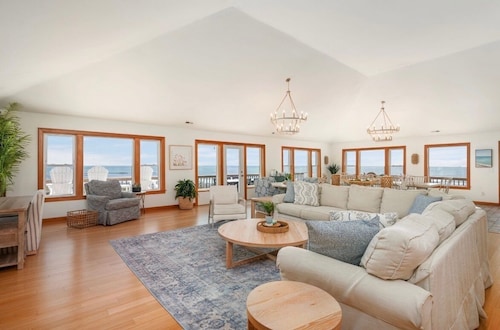 9 BR OCEAN/BEACHFRONT HOME w/ HEATEDPOOL & 2 HOTTUBS IN OBX!