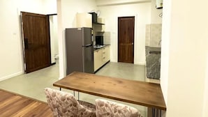 Une cuisine moderne avec une table à manger en bois et deux chaises à motifs.