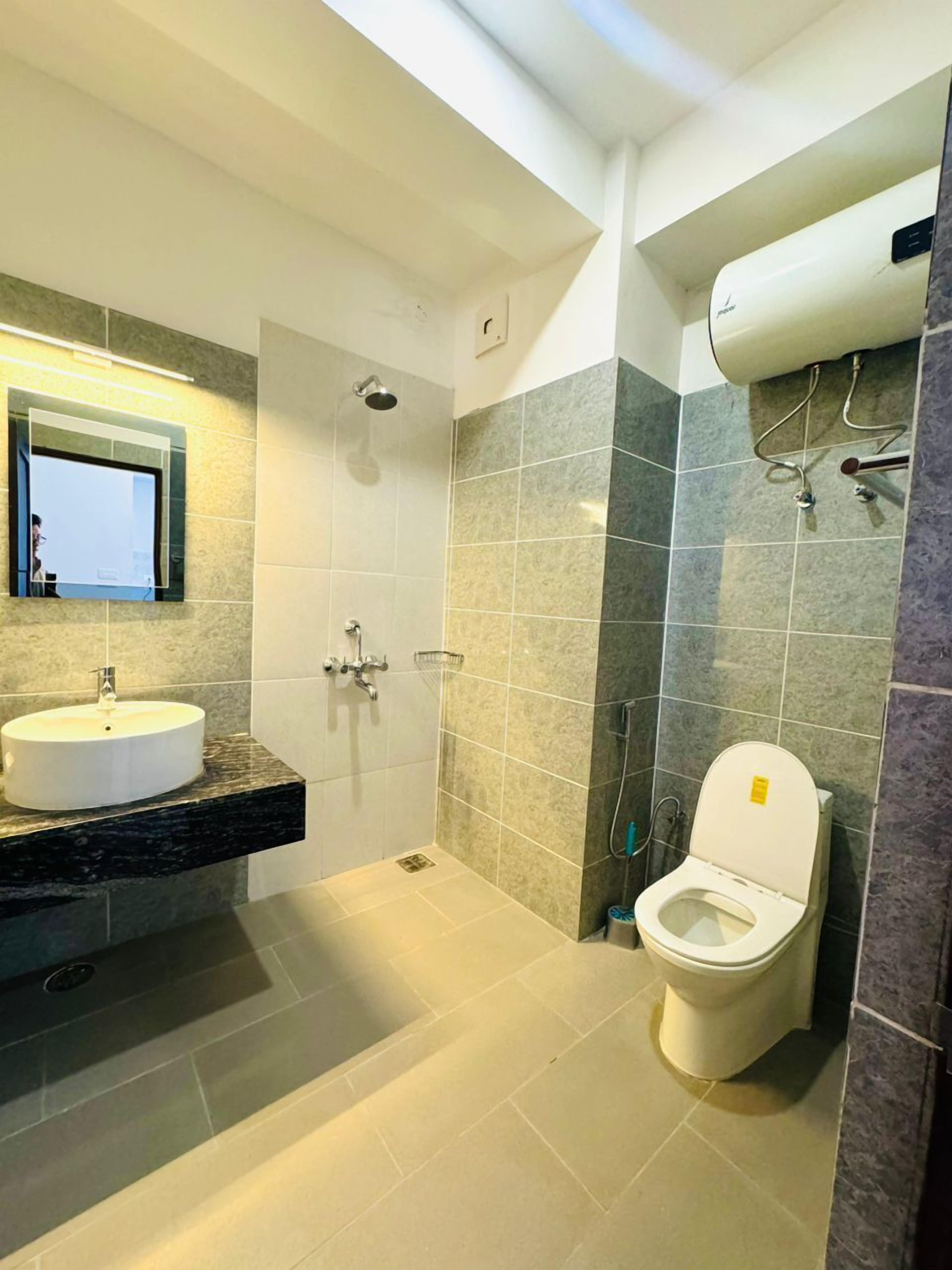 Comfort Apartment | Bathroom | Combined shower/bathtub, bidet, towels, soap