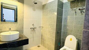 Comfort Apartment | Bathroom | Combined shower/bathtub, bidet, towels, soap