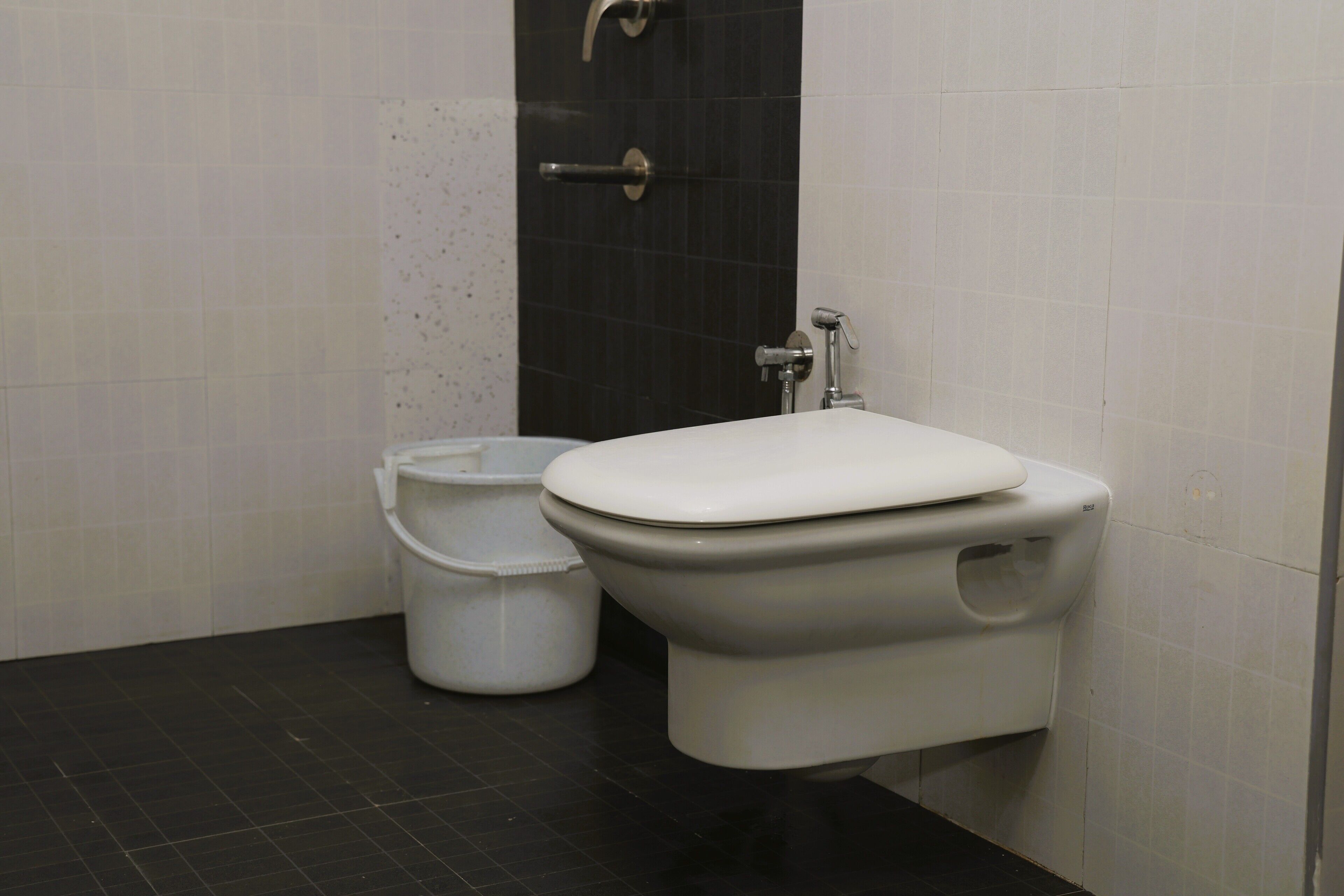 A bathroom with a toilet, bidet, and a sink.