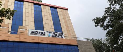 Un edificio de hotel con el nombre "RAISTOWERS" y un letrero que dice "HOTEL Yes SR".