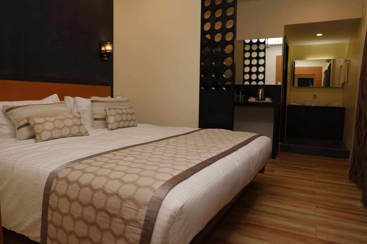 Junior Suite | 1 bedroom, desk, iron/ironing board, free WiFi
