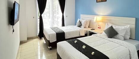 Escritorio, wifi gratis y ropa de cama