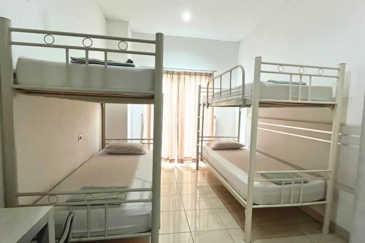 Escritorio, wifi gratis y ropa de cama