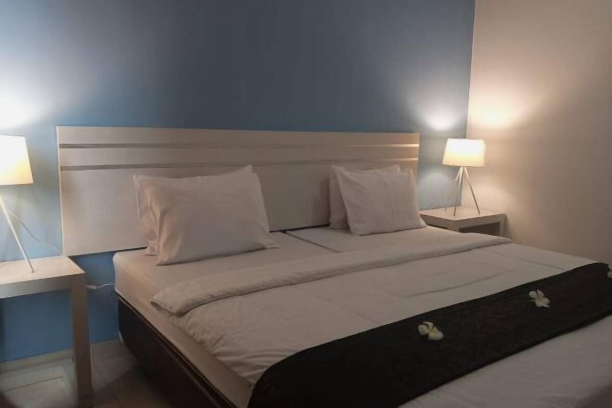 Escritorio, wifi gratis y ropa de cama