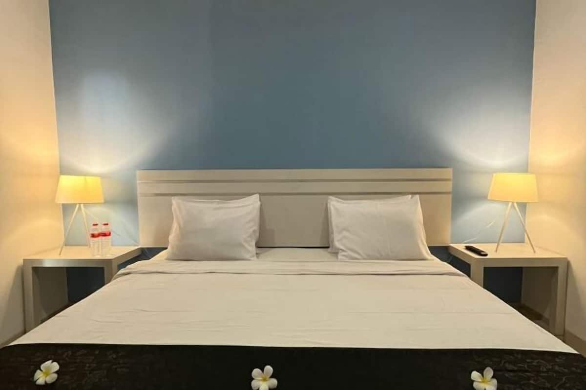 Desk, free WiFi, bed sheets