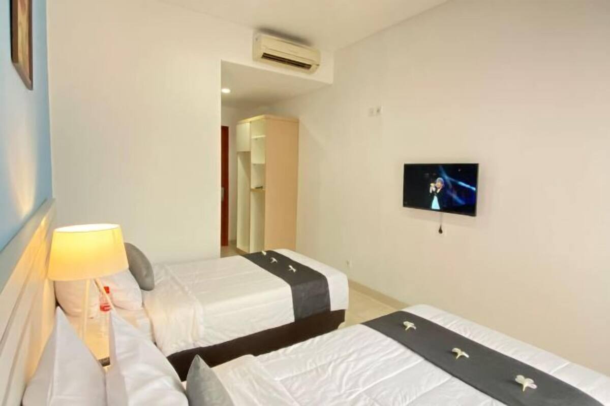 Escritorio, wifi gratis y ropa de cama