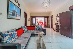 Lobby sitting area - Hotel O Ita Homestay Syariah (Sidoarjo)