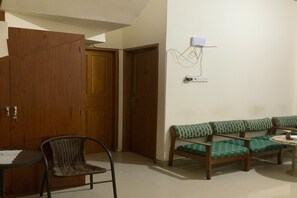 Lobby sitting area - Hotel O Homestay Citra (Kendari)